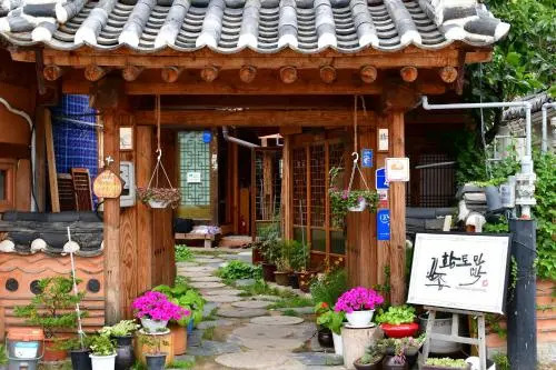PinetreeView Hanok Guesthouse