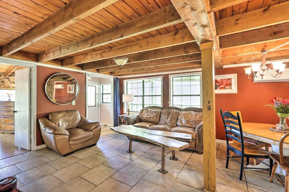 Charming Cottage w/ Deck in Blue Ridge
