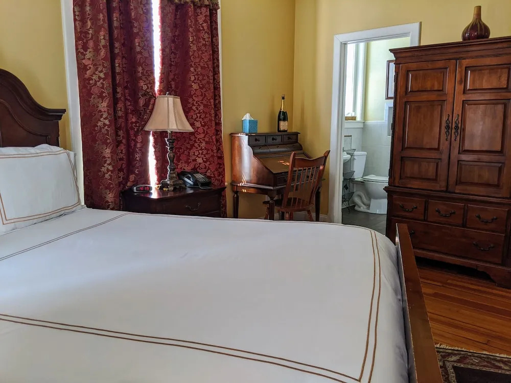 The Grand Lux Inn