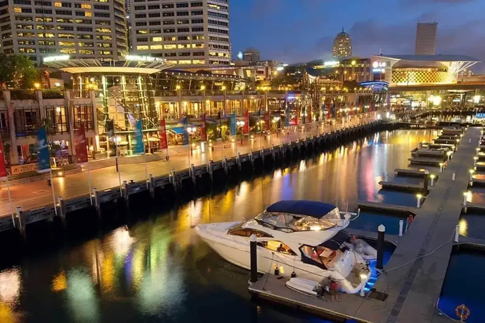 Bright & Spacious Stay for 6 Near Darling Harbour