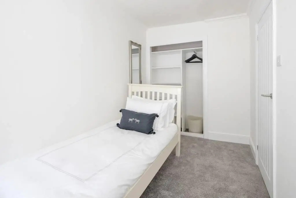 2 Bed City Centre Apartment 1 min from Bath Abbey