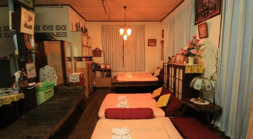 Norachan Guesthouse - female only