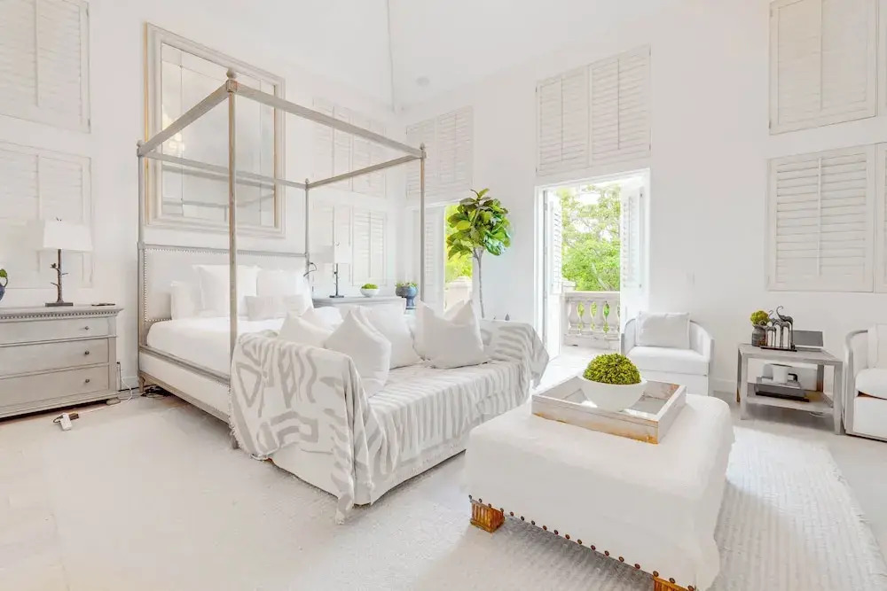 Carolwood - Modern Tuscan Villa With Rolling Lawns and Loggia in Holmby Hills
