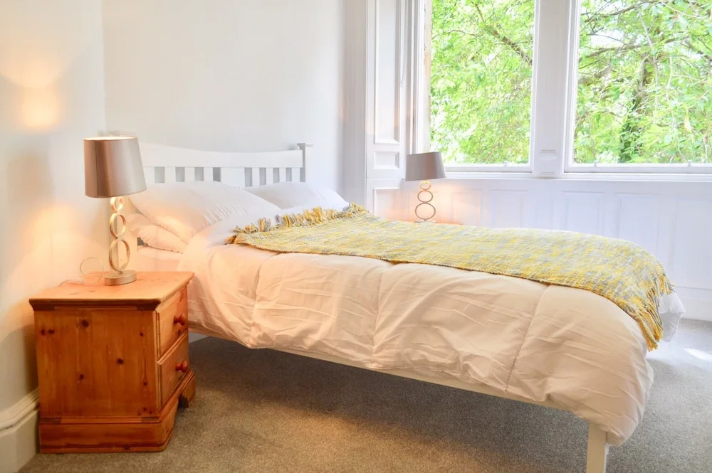 Spacious 3 Bedroom West End Flat
