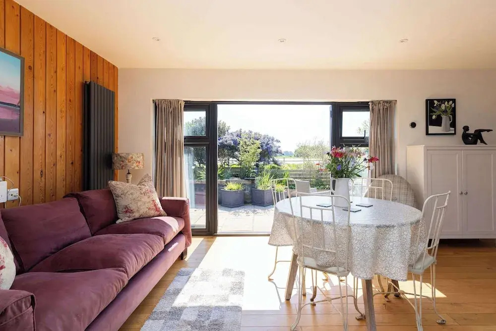 Spacious Coastal Retreat for 10 in West Wittering