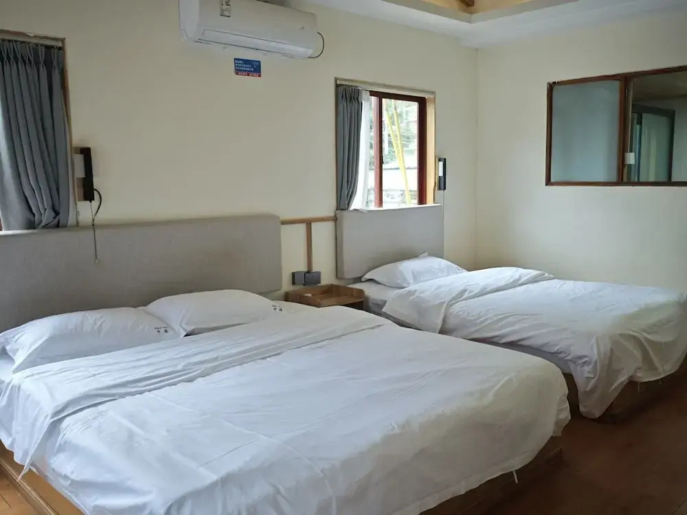 Tiger Leaping Half Way Guest House