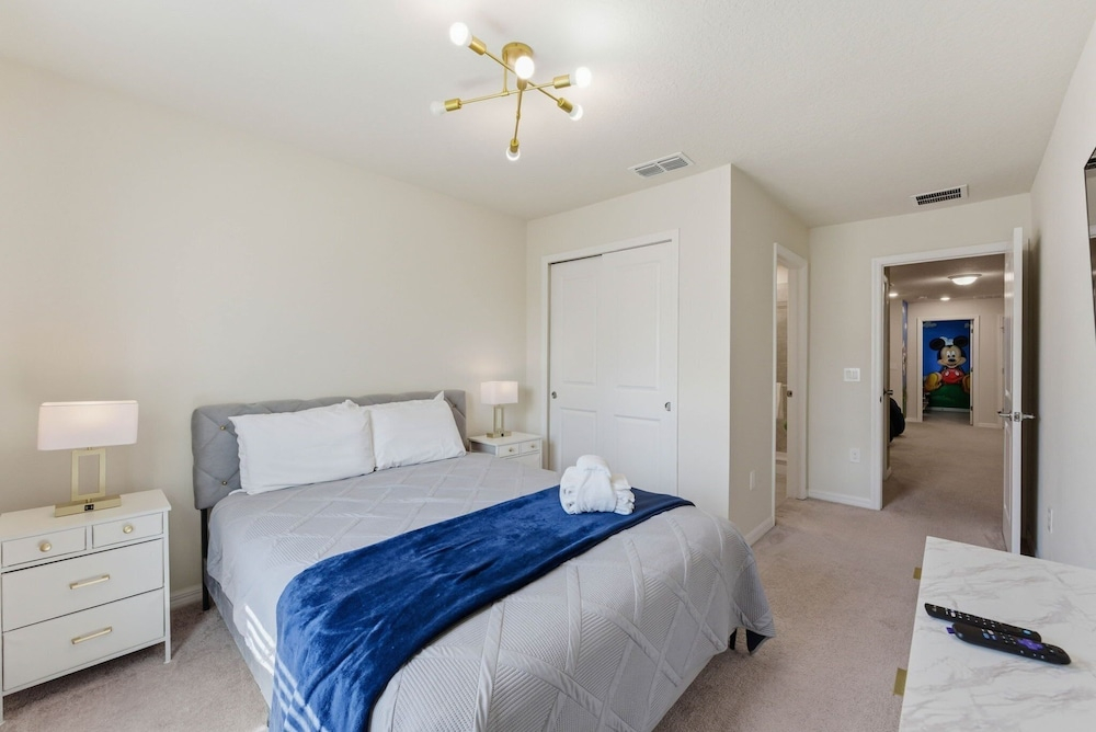 5BR Home w/ Private Pool at Windsor Island