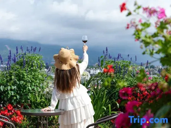 Longstay Luming Lodge · Oriental Aesthetics | Sky Garden & Snow Mountain Panorama Boutique Retreat