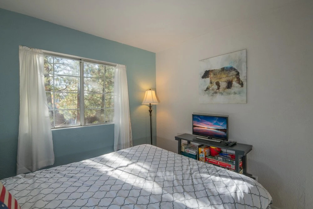The Burrow - Charming, Cozy Cabin Close To The Lake And The Village! Fire Place! 1 Bedroom Home