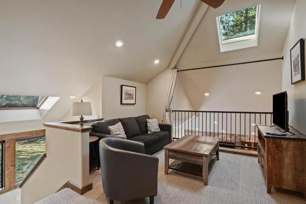3 Tumalo-AC-Hot Tub-4BR/3BA