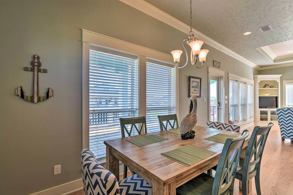 Deck & Fire Pit: Gulf Coast Gem in Crystal Beach!