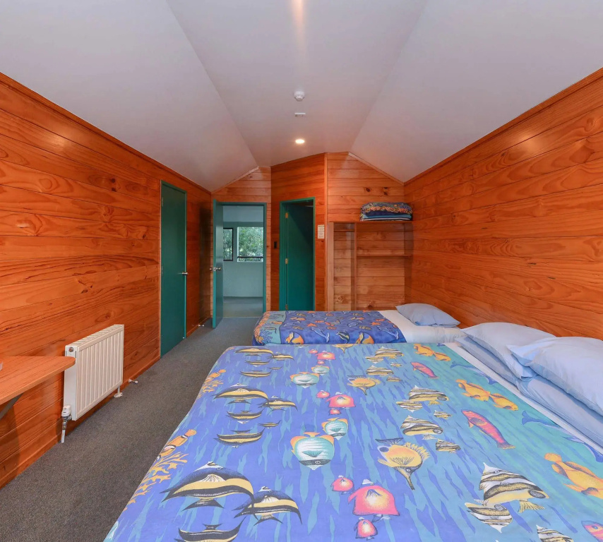 Smoke Lake Hot Springs Lodge & Camp
