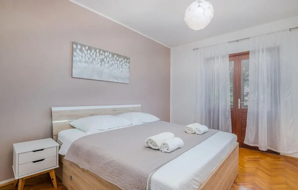 Stunning Home in Bascanska Draga With Wifi and 6 Bedrooms