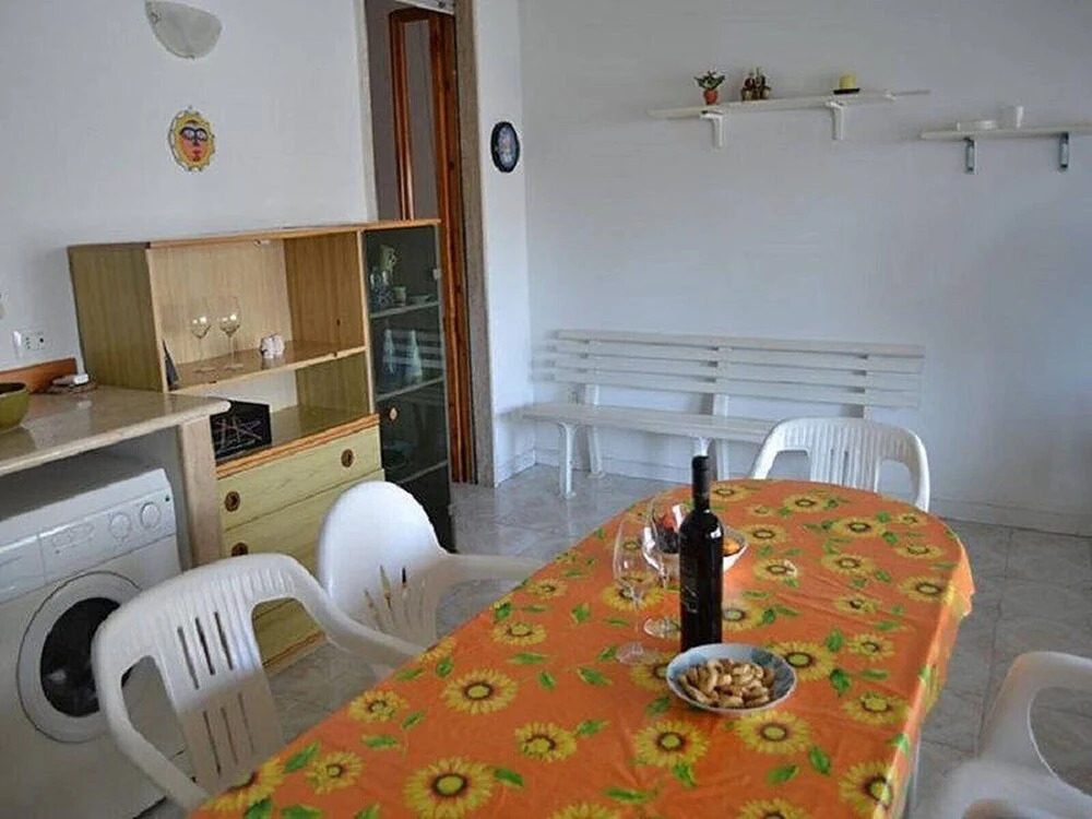 Cosy Apartment Near The Beach With Patio; Pets Allowed; Parking Available