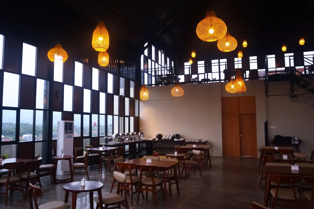 Front One Hotel Gombong