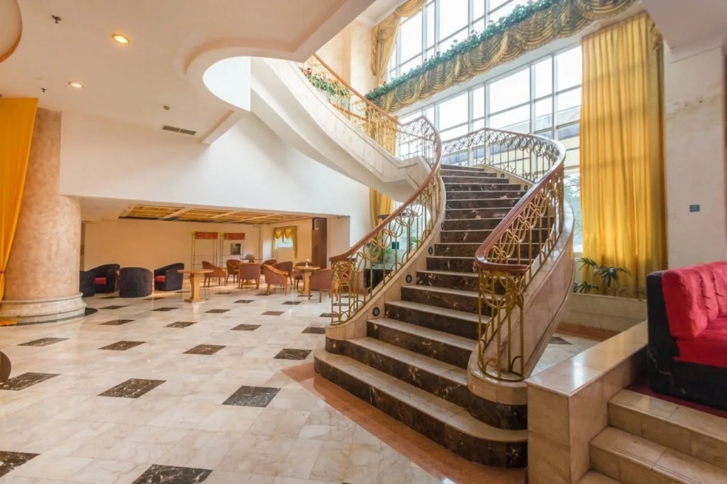 Twin Plaza Hotel