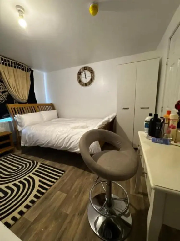 OYO Unique Guestroom - Farnworth, Easy Access to Bolton