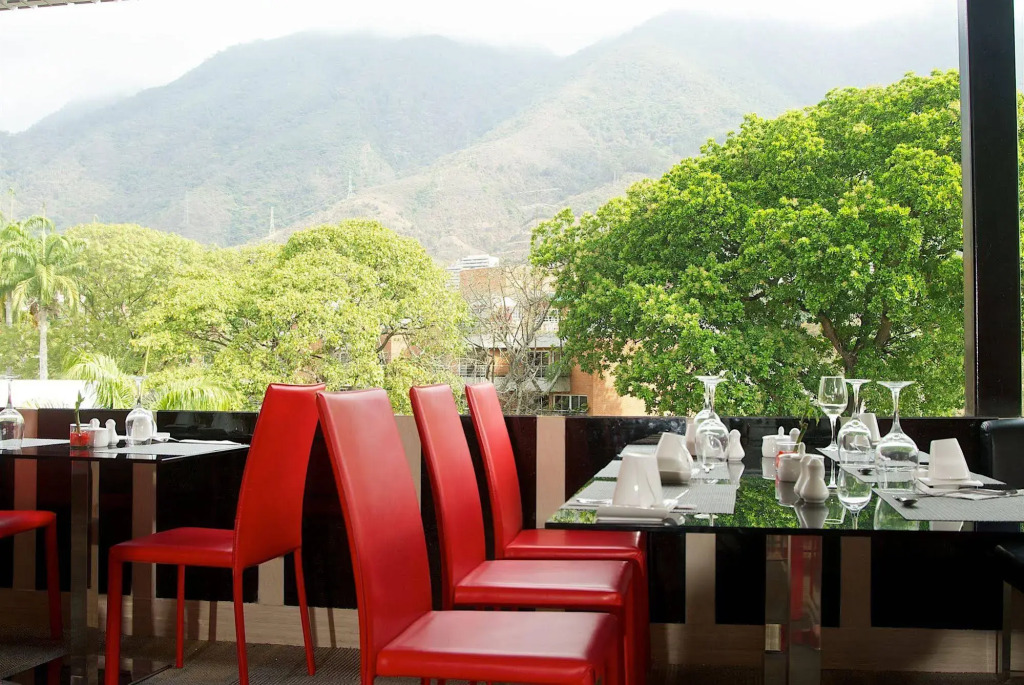 Altamira Village Hotel & Suites