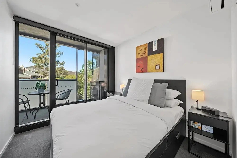 Bright Unit With Secure Parking and Garden Access