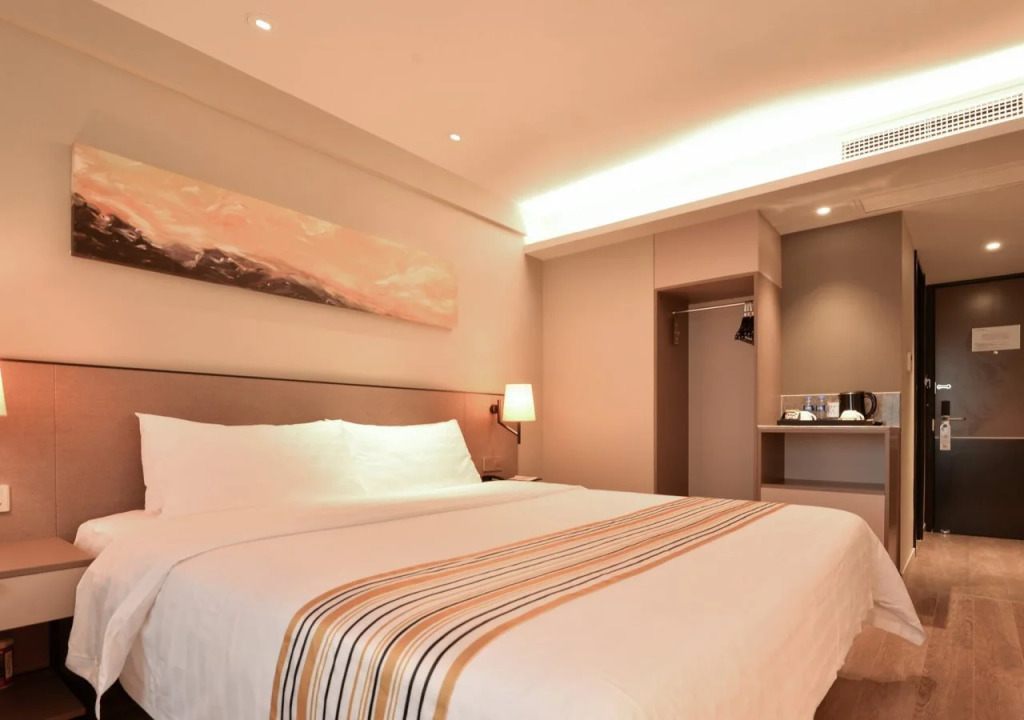 Home Inns Plus Shanghai Xujiahui Branch
