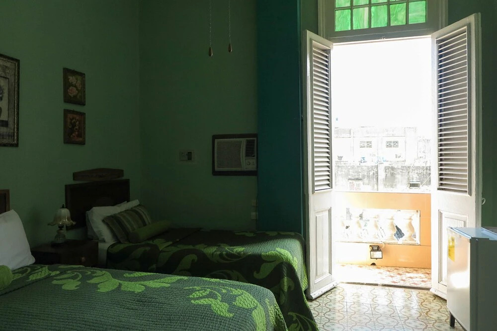 Hostal Balcones 2, Knocking on Cuba