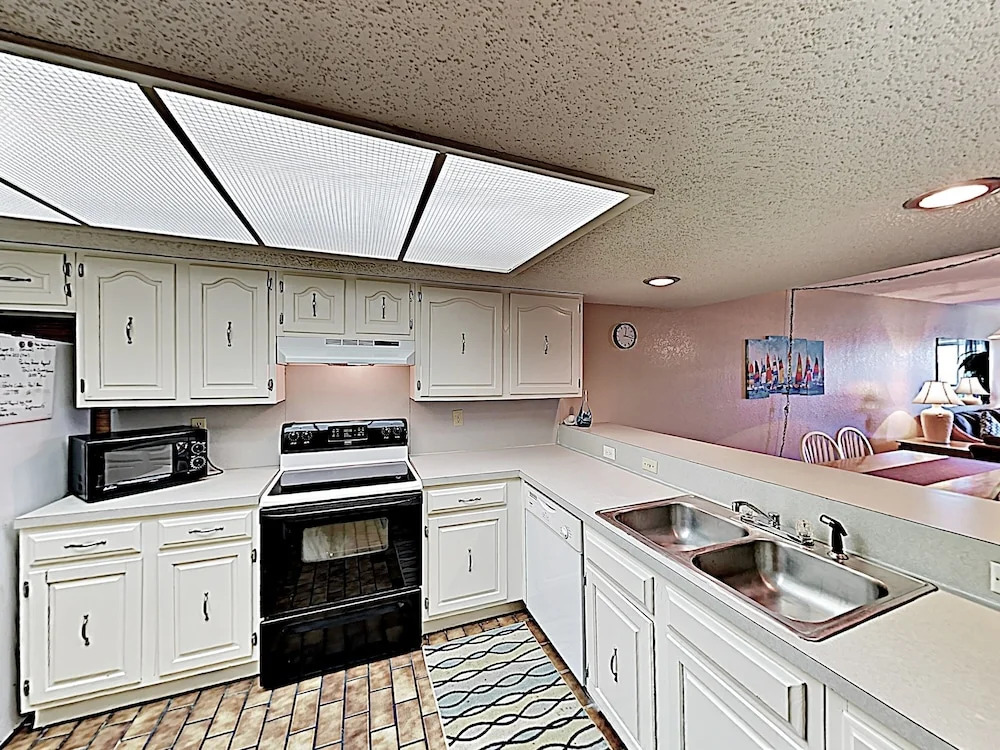 New Listing! Isle Gem: Pools, Spa - 2 Mins to Sand condo