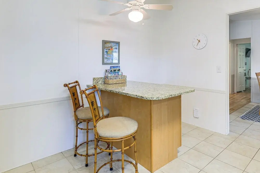 2 Blocks to Crystal Coast: Family-friendly Retreat