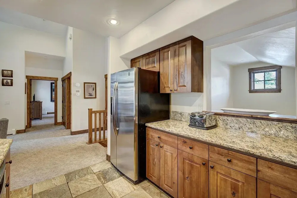Spacious Upstairs Townhome With Private Garage 2 Bedroom Condo