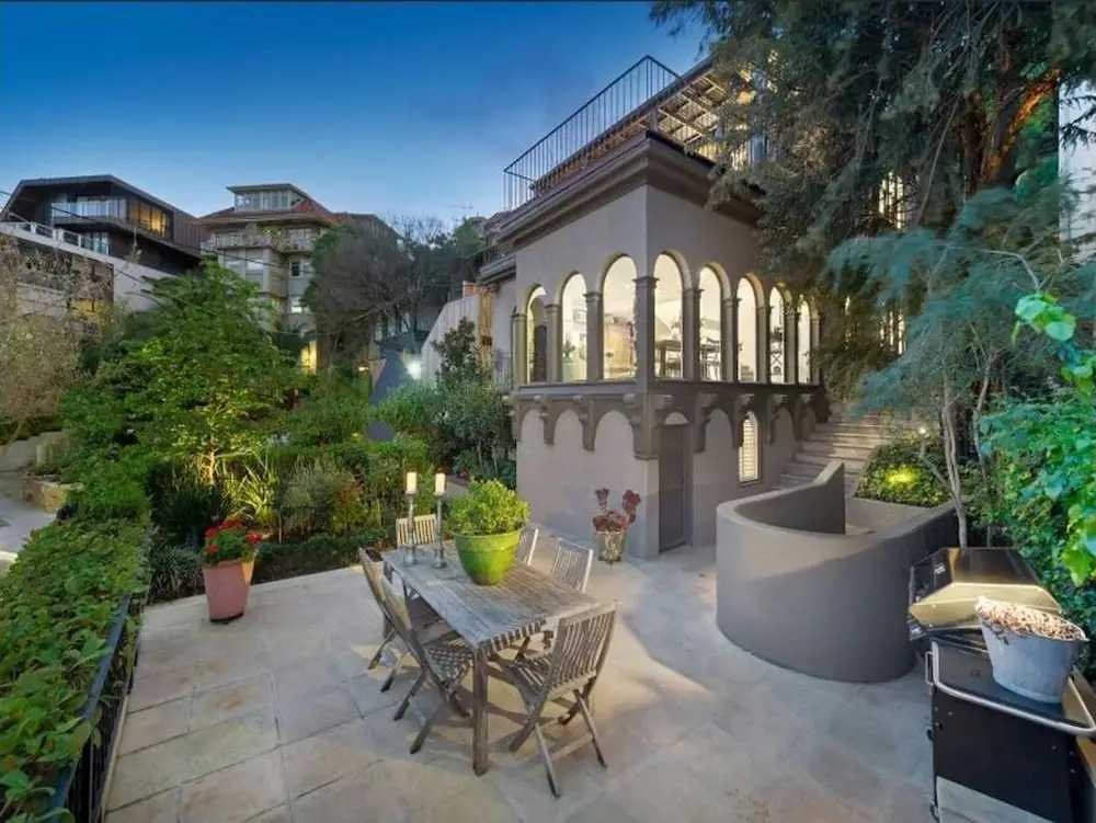 Exquisite 4 Bedroom House with Pool