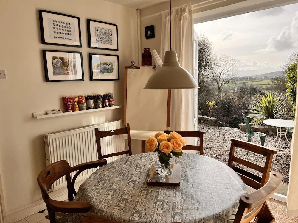 Charming 3 Bedroom Family Cottage - Dogs Welcome