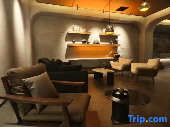 Longjiang Yishe Hotel (Baima Pedestrian Street)