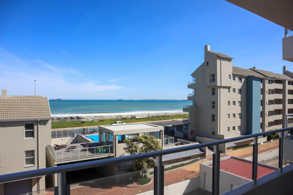 Lovely 2 Bedroom Oceanfront Apartment with Sea Views