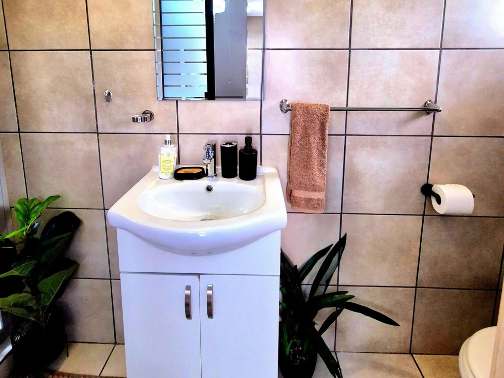 URlyfstyle Cottage Near OR Tambo International Airport