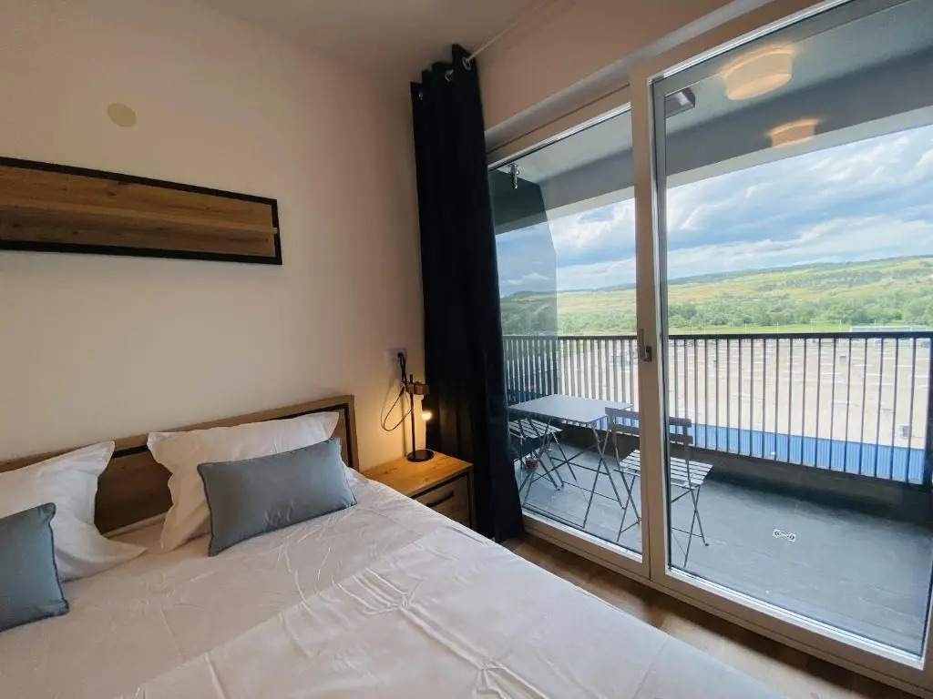 Deluxe Apartment with balcony and private parking in Colvmna Residence