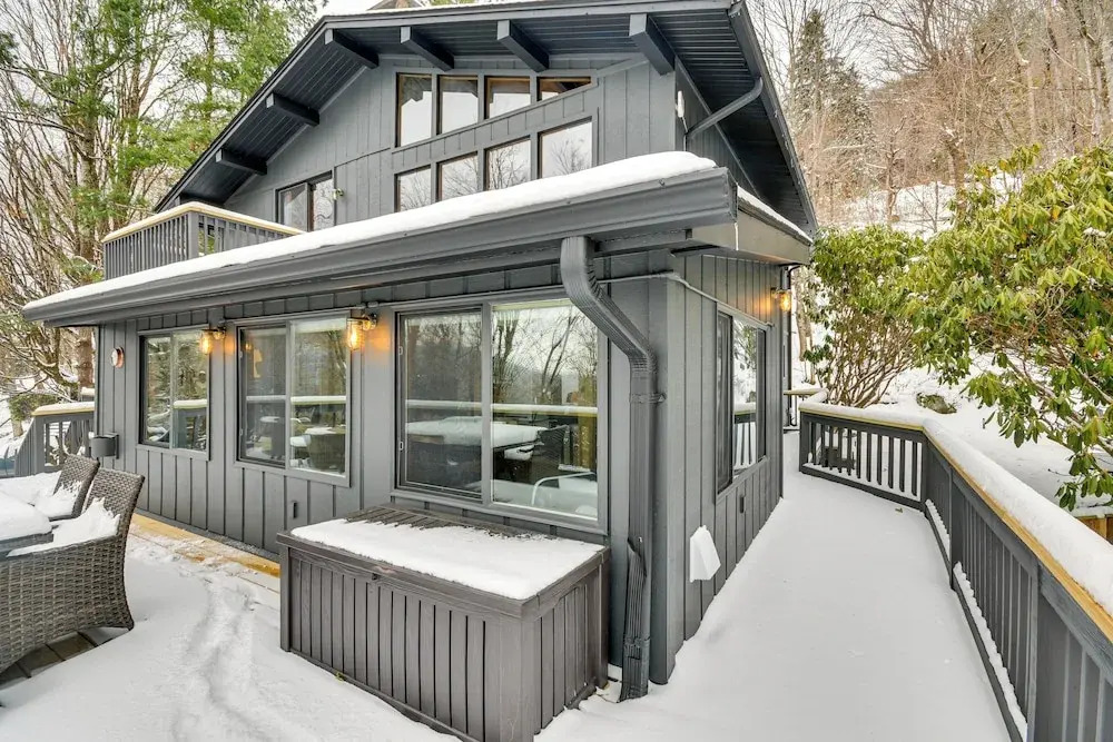 6 Mi to Skiing! Hot Tub Hideaway in Seven Devils
