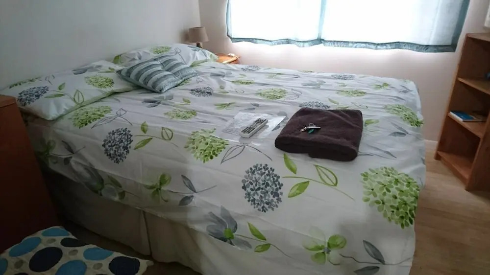 Double with shared bathroom sleeps 1-2 located 5 minutes from Heathrow dsbyr
