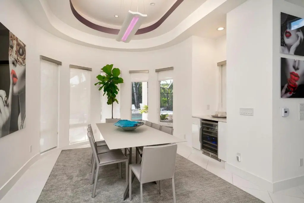 Luxury Villa 4 bed 4 bath on canal access to the Golf 40 min, beach 8 min away