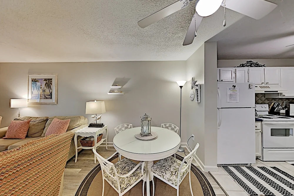 New Listing! Tranquil At The Beach 2 Bedroom Condo