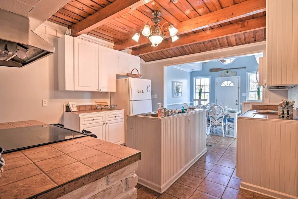 Murrells Inlet Upstairs Unit: 1 Block to Beach!