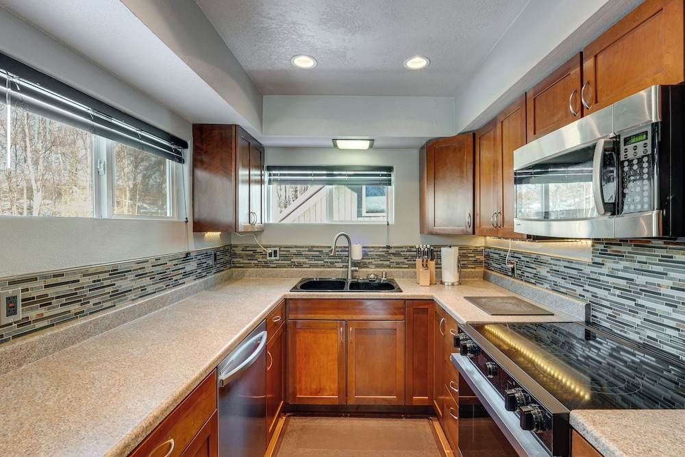 Hike, Bike & Ski! Cozy Anchorage Townhome