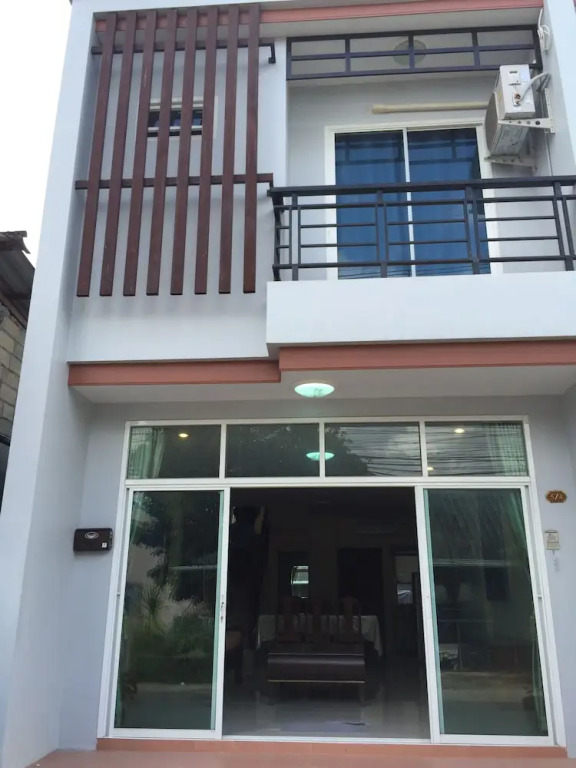Krabi Town Sleeps 8 With Kitchen