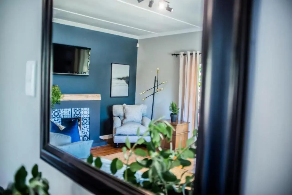 Seven on Flora- Hot Tub, Modern with amazing outside area