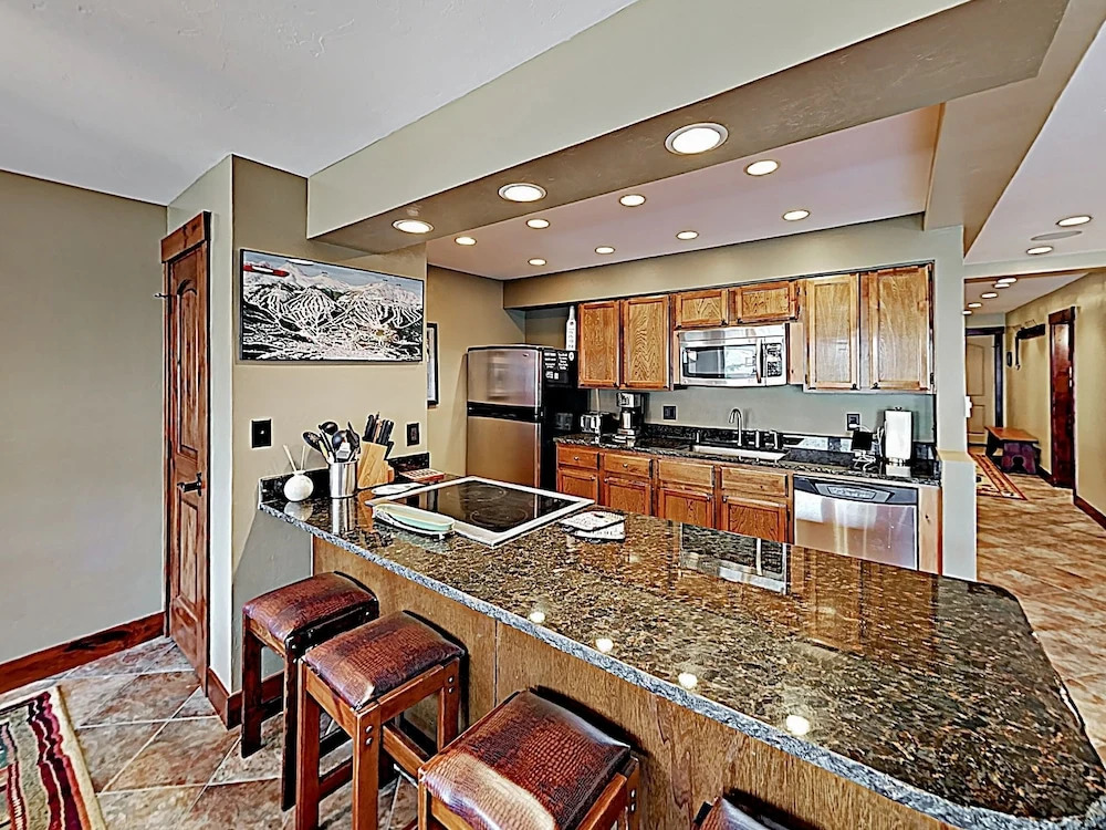 Downtown Marvel W/ Pool & Hot Tubs - Walk To Lifts! 2 Bedroom Condo