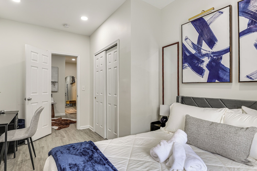 Walk to Patterson Park! Pet-friendly Townhome