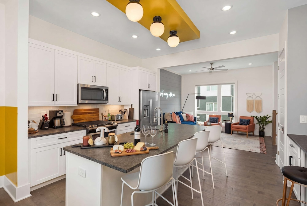 King Suites 3BR Retreat 2-car Garage East Nashville