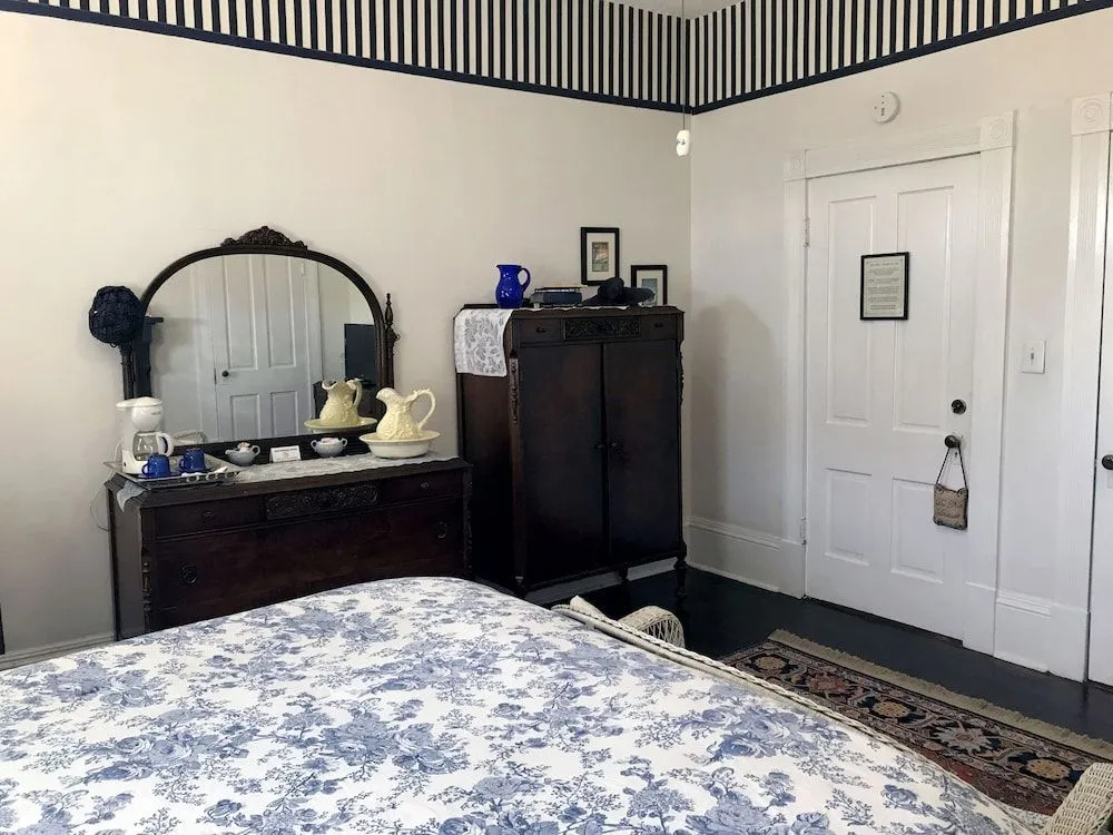 The Simmons-Bond Inn
