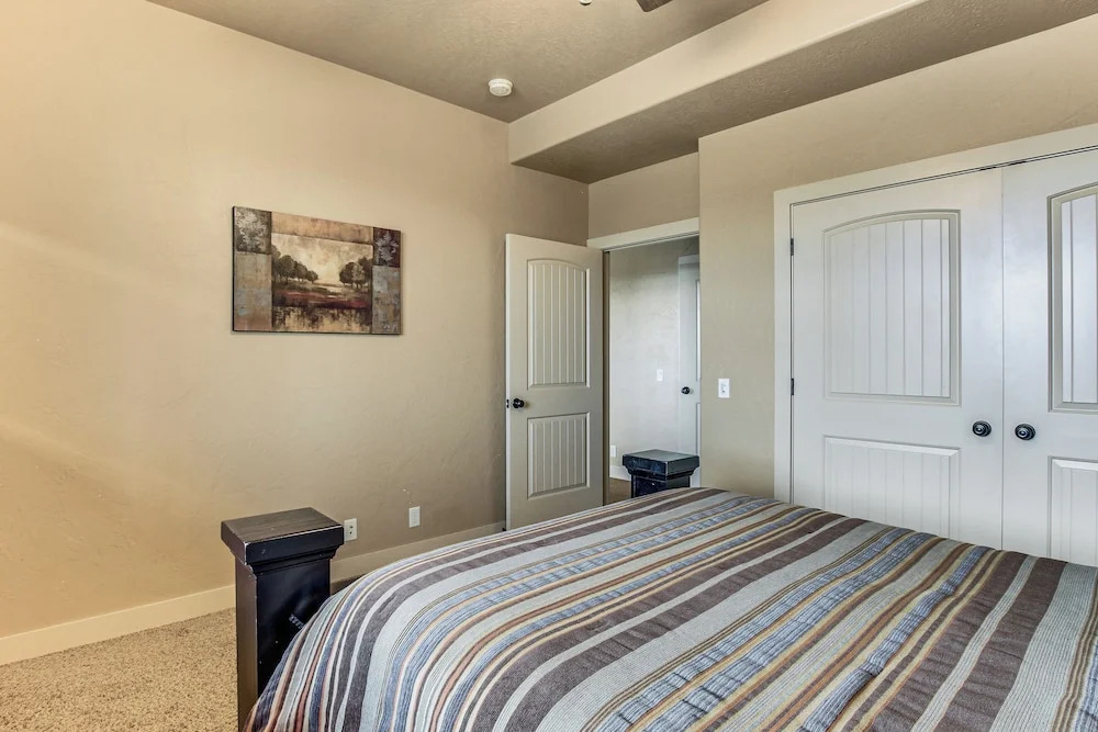 Cabin w/ Beach Access, Sport Court, Hot Tub & View