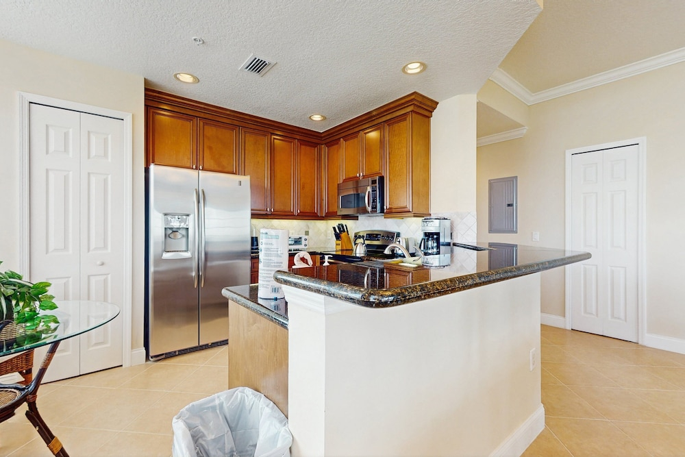 Top-floor 2BR Condo With Golf Course Views, Garage & Reunion Resort Amenities