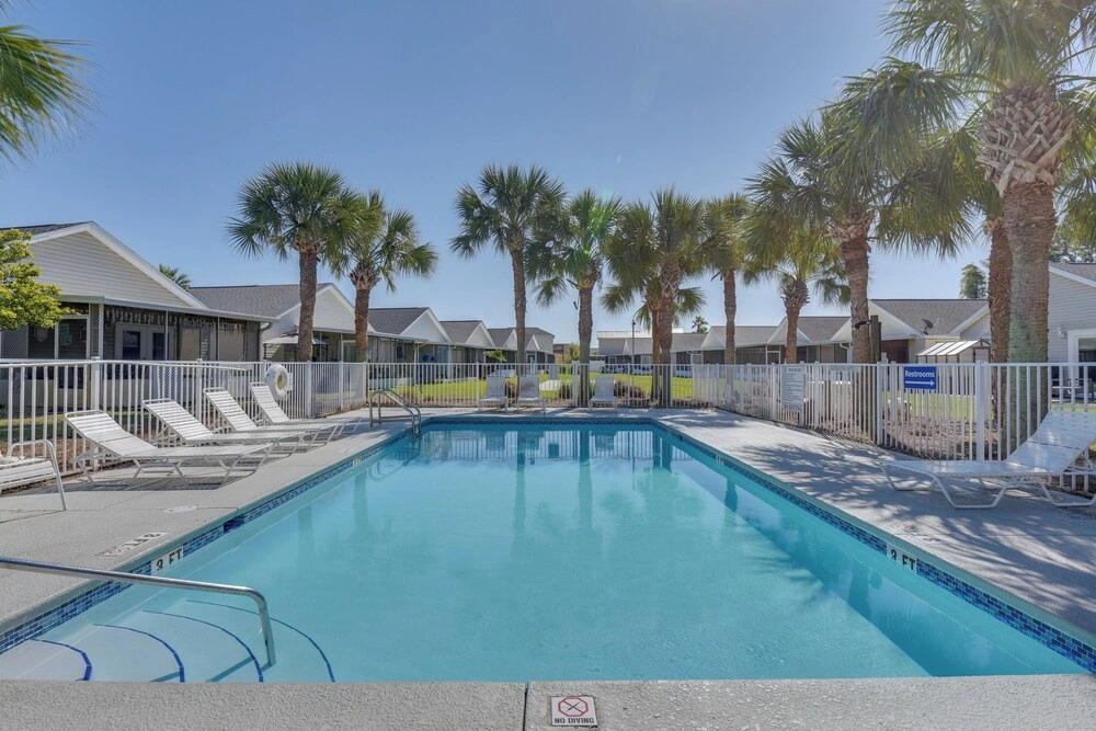 1 Mi From Beach, Private Yard + Community Pools