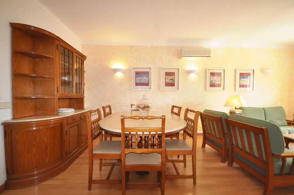 Stylish and well-equipped, private pool, close to amenities, free AC and Wifi